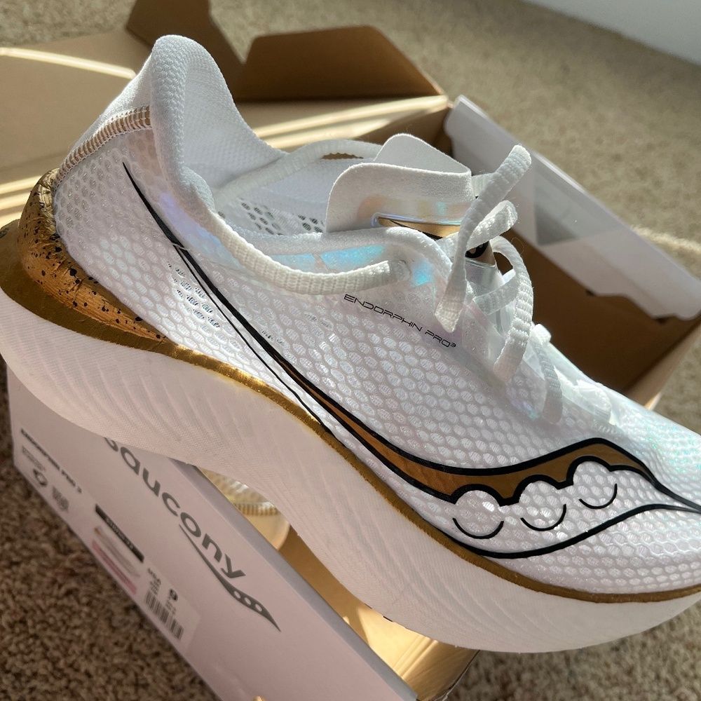 Women’s Saucony Endorphin Pro 3 Size 9 *New in box*